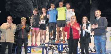 Saúl Castro, en el podio de triunfadores de la carrera (Foto TA)