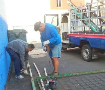 Operarios trabajan para retirar la valla (Foto TA)