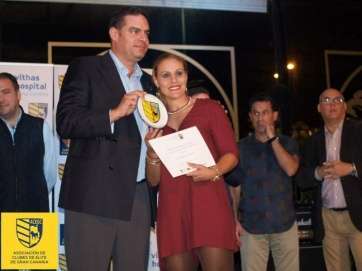 El concejal de Deportes de Telde, Diego Ojeda, con Davinia López, jugadora del Rocasa distinguida (Foto TA)