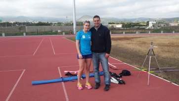 Anita White y el concejal de Deportes Diego Ojeda, en las pistas de atletismo de El Hornillo (Foto TA)
