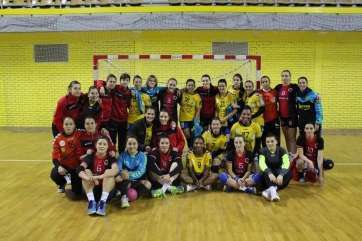 Foto de familia de las jugadoras del Rocasa Gran Canaria ACE y del KHF Shqipona tras el encuentro europeo (Foto TA)