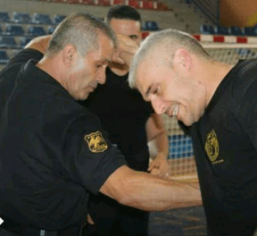 Alejandro Mena (i.), practicando una llave (Foto TA)