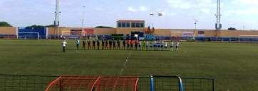 Los dos equipos sobre el césped artificial del Pablo Hernández (Foto TA)