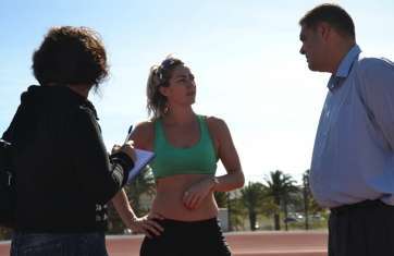 El concejal Diego Ojeda (d), responsable del departamento de Actividad Física y Deportes, junto a la lanzadora irlandesa Anita White (c)