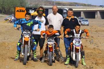 Los componentes de Canary Factory con Pedro Peñate, gerente de Valsebike Motos y Eduardo Déniz, concejal de Deportes de Valsequillo.