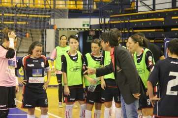 El mister Roberto Llamas, dando algunas instrucciones a sus pupilas durante un partido (Foto TA)