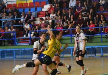 La central María González armando el brazo en un lance de partido frente al KHF Shqiponja (Foto Miguel Ángel Suárez)