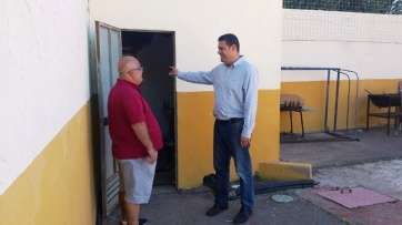 Diego Ojeda, con un representante de la UD Las Remudas, en el campo de fútbol del barrio (Foto TA)