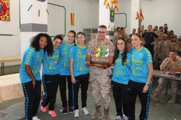 Las jugadores del Rocasa, entregando el premio (Foto TA)