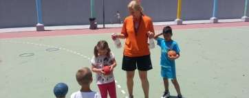 Frane con un grupo de niños del club Jinabal (Foto TA)