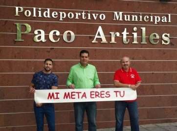El concejal de Deportes, Diego Ojeda, con dos de los padrinos: Ferino V y Juan Carlos Hernández (Foto TA)