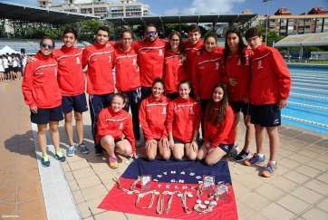 Los componentes del Faynagua posan orgullosos junto a las medallas logradas en los regionales (Foto TA)