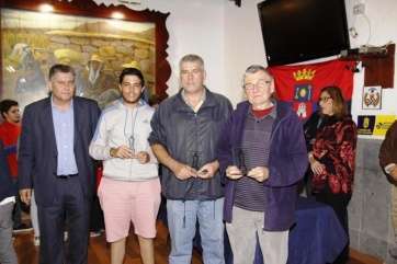 Los tres ganadores con el presidente del club organizador (Foto TA)