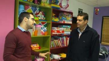 El edil Diego Ojeda (d), con el coordinador del centro, Juan Fernando Suárez Godoy (Foto TA)
