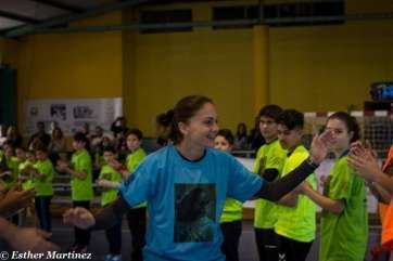 Silvia Navarro saluda a los porteros, en un momento del evento del pasado domingo en Valsequillo (Foto TA)