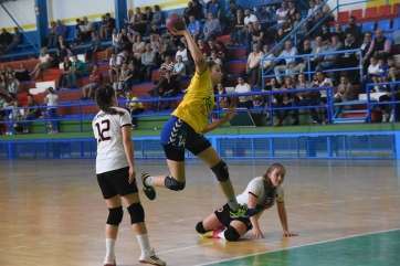 La lateral zurda Carmen Simón, tras superar a dos jugadoras kosovares del KHF Shqiponja en octavos de la EHF (Foto TA)