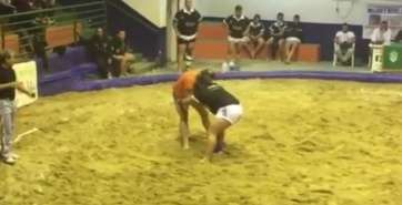 Momento de la luchada (Foto erbanideportivo.com)