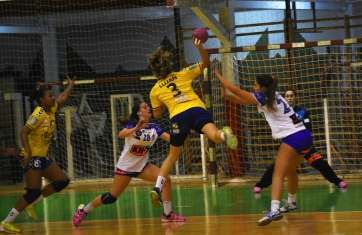 La jugadora teldense María Luján, en una lance durante un partido de esta temporada (Foto TA)