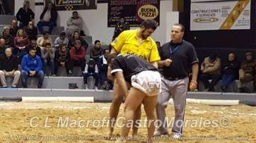 Momento de la luchada de este viernes (Foto CL Castro Morales)