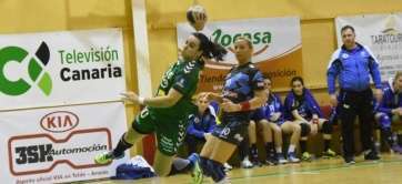 Acción defensiva de la jugadora Alba, del Rocasa, en el partido de este domingo  (Foto TA)