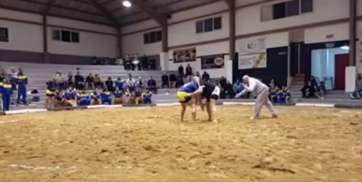 Momento de la luchada de anoche en el terrero de Las Huesas (Foto TA)