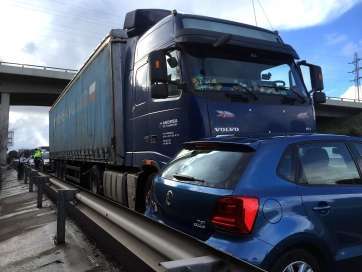 Según el relato de los ocupantes, el camión arrastró el vehículo unos trescientos metros (Foto TA)