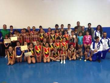 Foto de familia con alguno de los participantes en la competición