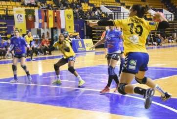 La jugadora Tindara, en una acción ofensiva del equipo teldense (Foto BM Remudas)