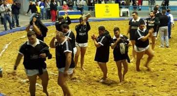 Momento de la luchada de anoche en Vecindario (Foto Castro Morales)
