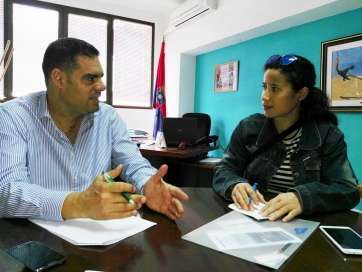 El edil teldense Diego Ojeda (i) y la coordinadora del Club de Atletismo Evecan, Sara González (d) (Foto TA)