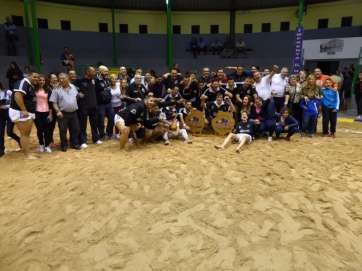 Plantillas de los equipos juvenil y cadete del Castro Morales con directivos del club tras proclamarse campeones (Foto TA)