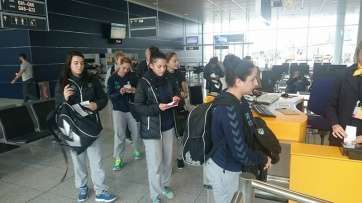 El equipo, embarcando en Barajas (Foto TA)