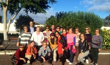 Foto de familia de Las Chicas de Oro junto a los mandatarios municipales (Foto TA)