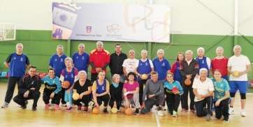 El grupo de mayores con las internacionales del Rocasa (Foto TA)