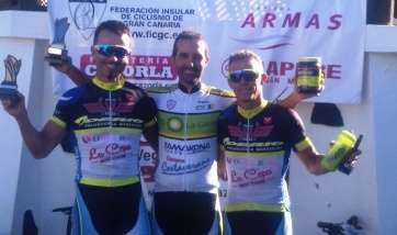 Ezequiel González, en el podio, ganó la prueba de Master-40 (Foto TA)