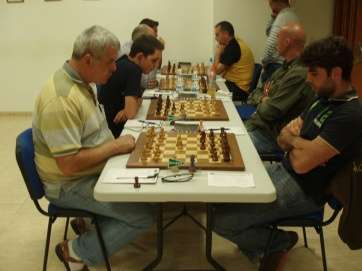 Una de las partidas de la eliminatoria entre Los Llanos y Anand (Foto TA)