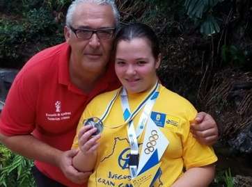 Jenny Sanabria, con algunos de sus trofeos (Foto TA)