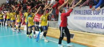 El equipo teldense saluda al  público turco en el partido del pasado sábado (Foto TA)