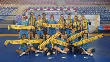 El equipo con las bufandas a la venta por el club para conmemorar su primera final europea (Foto TA)