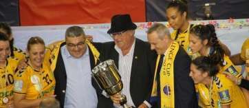 El presidente del club teldense, Antonio Moreno, con la copa en la mano (Foto José Manuel García)