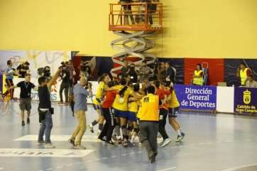 Las jugadores teldenses celebran el triunfo (Foto José Manuel García)