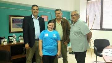 Imagen de la recepción del concejal de Deportes (i) a la ajedrecista Jenny Sanabria (Foto TA)