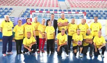 El edil Diego Ojeda posa junto a los componentes del equipo de balonmano de mayores (Foto TA)