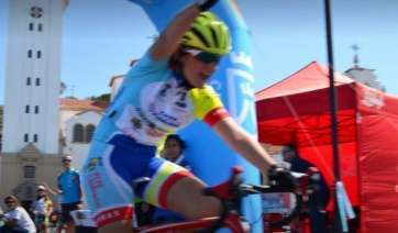 Ainhoa Santana, en el momento de entrar en la meta (Foto TA)