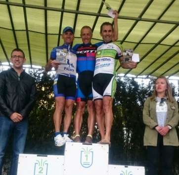 El teldense Andrés González subió al podio (tercer puesto) en la categoría Master 50 (Foto TA)