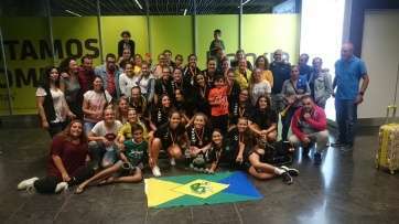 Las chicas del Rocasa cadete femenino, a su llegada a Gando (Foto TA)