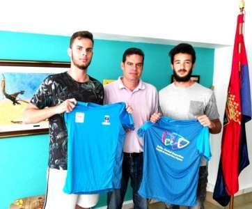 Los dos jugadores, con el concejal de Deportes (Foto TA)