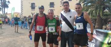 El concejal Diego Ojeda junto a los tres primeros clasificados de los 26 Km masculinos (Foto TA)
