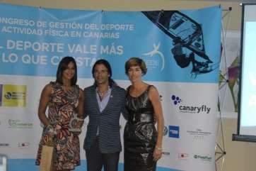 Javier Frugoni, junto a otras reconocidas (Foto TA)