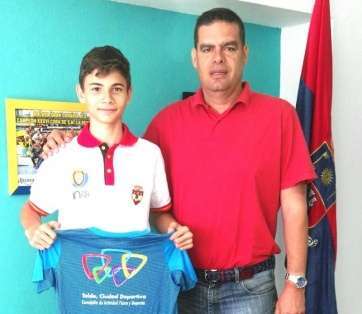 El joven tirador y el concejal de Deportes, Diego Ojeda (Foto TA)